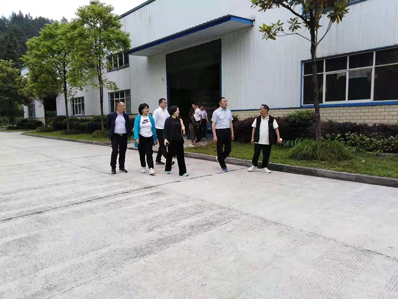 湖北省恩施州林業(yè)局局長鄧升志來我公司調(diào)研工作 湖北山茶油廠家