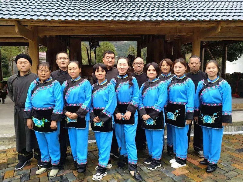 湖北衛(wèi)視《荊楚味道》欄目組拍攝我公司的油茶產(chǎn)業(yè) 湖北有機(jī)山茶油