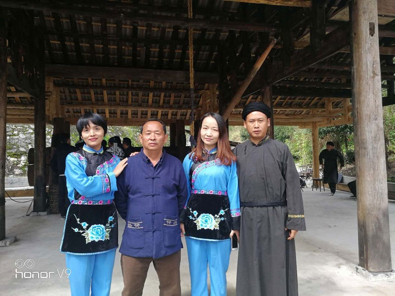 湖北衛(wèi)視《荊楚味道》欄目組拍攝我公司的油茶產(chǎn)業(yè) 湖北有機(jī)山茶油