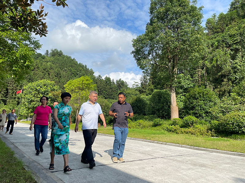 國家民委經(jīng)濟(jì)司副司長黃東輝蒞臨我司視察指導(dǎo)工作 湖北山茶油廠家